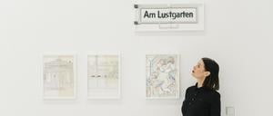 Marion Eichmann in ihrem Atelier, an der Wand hängen vier Arbeiten der Werkreihe „Stadtrundfahrten Berlin“.