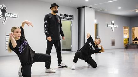 Alles für den Raab. Nicole De Livron, Choreograf Serdar Bogatekin und Tina Rusin.