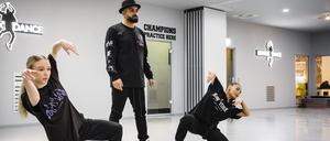 Alles für den Raab. Nicole De Livron, Choreograf Serdar Bogatekin und Tina Rusin.