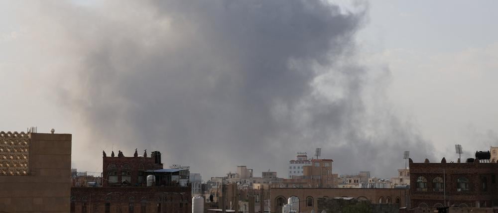 Rauch steigt nach israelischen Angriffen auf Sanaa auf.