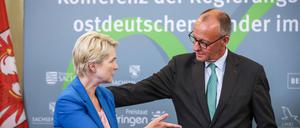 Der Bundeskanzler Friedrich Merz (CDU) und Mecklenburg-Vorpommerns Ministerpräsidentin Manuela Schwesig (SPD).