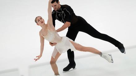 Minerva Hase (l) und Nikita Volodin liegen nach dem Kurzprogramm bei der Nebelhorn Trophy in Oberstdorf auf Platz zwei.