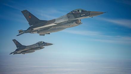  F-16-Kampfjets der rumänischen Luftwaffe.