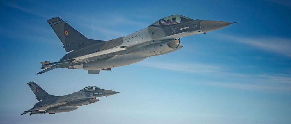 F-16-Kampfjets der rumänischen Luftwaffe.