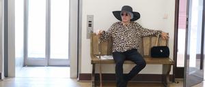 Marla Svenja Liebich, bekannte Rechtsextremistin, wartet vor einem Saal des Landgerichts.