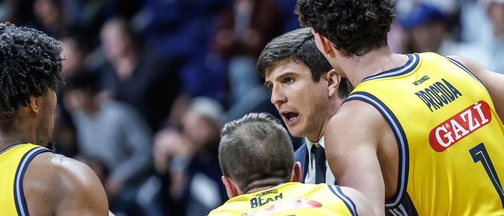 Für Alba-Trainer Pedro Calles  (2.v.r) bleibt bis zum Saisonstart noch einiges zu tun. (Archivbild)