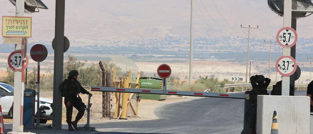 Ein Mitglied der israelischen Sicherheitskräfte steht an der Allenby-Brücke, einem Grenzpunkt zwischen Jordanien und dem besetzten Westjordanland, Wache. 