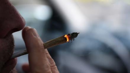 Der gleichzeitige Konsum von Cannabis und Alkohol birgt erhöhte Unfallrisiken im Straßenverkehr, sagen Mediziner. (Symbolfoto)