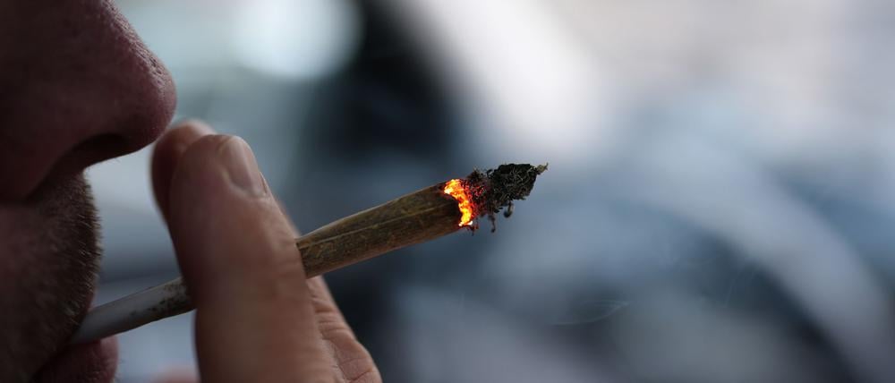 Der gleichzeitige Konsum von Cannabis und Alkohol birgt erhöhte Unfallrisiken im Straßenverkehr, sagen Mediziner. (Symbolfoto)