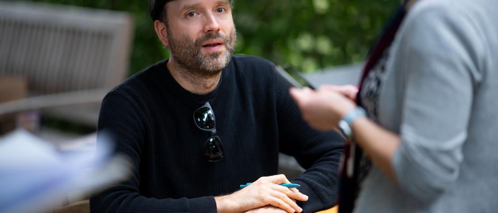 Der Autor Marc-Uwe Kling ist nach eigenen Angaben trotz seiner Erfolge immer noch eher sparsam. (Archivbild)