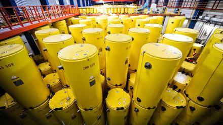 Im Forschungszentrum Jülich lagern im Castorenbehälter. Sie sollen von Jülich ins 170 Kilometer entfernte Ahaus transportiert werden. 
