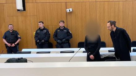 Die Angeklagte Hanna S. (Mitte) steht beim Prozessauftakt im Gerichtssaal in München.