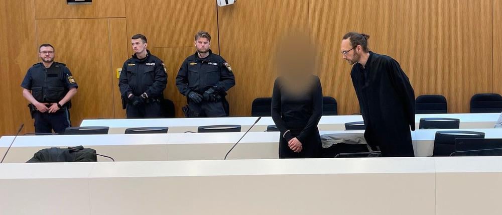 Die Angeklagte Hanna S. (Mitte) steht beim Prozessauftakt im Gerichtssaal in München.