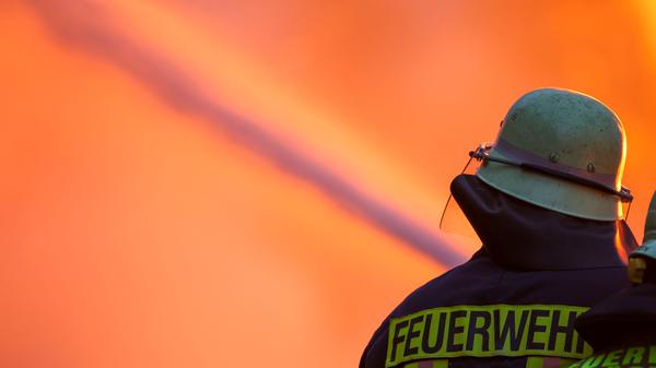 Ein Feuerwehrmann löscht ein Feuer.