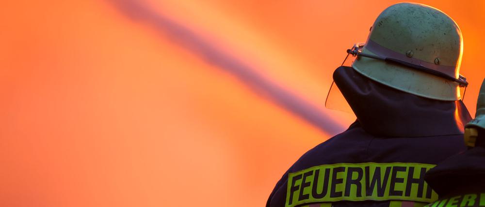 Ein Feuerwehrmann löscht ein Feuer.