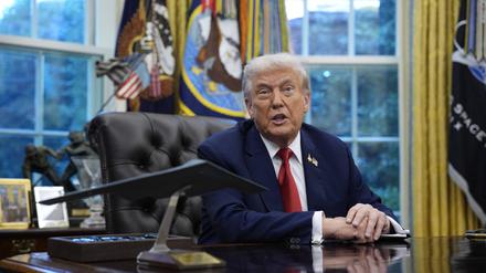 Donald Trump sitzt in seinem Büro im Weißen Haus.