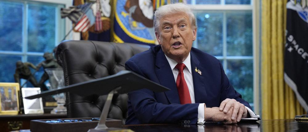 Donald Trump sitzt in seinem Büro im Weißen Haus.