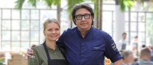 Der frühere Sternekoch und Chef im „Bayrischen Haus“ Alexander Dressel (mit Köchin Selina Thomsen) holt sein altes Küchenteam noch einmal zusammen: Am Sonntag wird in der Historischen Mühle gekocht wie damals: mit Taube, Saibling und Tartar.