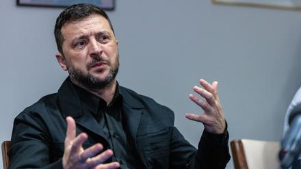 23.09.2025, USA, New York: Der ukrainische Präsident Wolodymyr Selenskyj spricht zu Reportern am Rande der Generalversammlung der Vereinten Nationen.