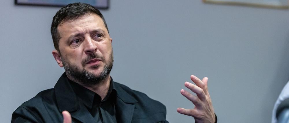 23.09.2025, USA, New York: Der ukrainische Präsident Wolodymyr Selenskyj spricht zu Reportern am Rande der Generalversammlung der Vereinten Nationen.