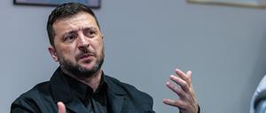 23.09.2025, USA, New York: Der ukrainische Präsident Wolodymyr Selenskyj spricht zu Reportern am Rande der Generalversammlung der Vereinten Nationen.