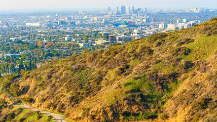 Blick vom Runyon Canyon Trail in Santa Monica Mountains auf Los Angeles.