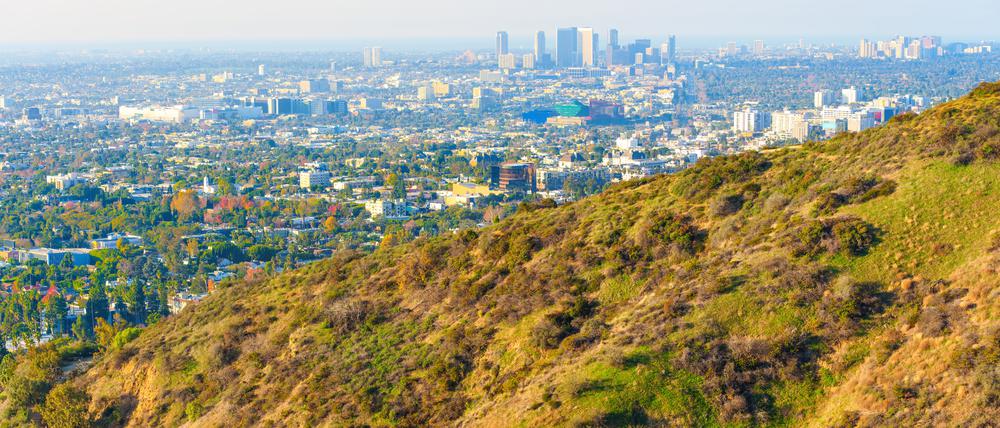 Blick vom Runyon Canyon Trail in Santa Monica Mountains auf Los Angeles.