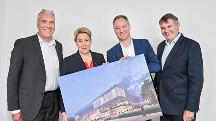 Berlins Messe-Chef Dirk Hoffmann und Mario Tobias (links und 2. vor rechts) , Wirtschaftssenatorin Franziska Giffey (2. von links) und Messe-Geschäftsführer Burkhard Kieker.