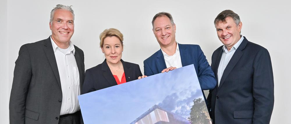 Berlins Messe-Chef Dirk Hoffmann und Mario Tobias (links und 2. vor rechts) , Wirtschaftssenatorin Franziska Giffey (2. von links) und Messe-Geschäftsführer Burkhard Kieker.