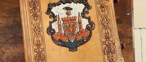 So sieht das Goldene Buch aus der Nähe aus. 