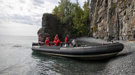 Auf sogenannten Zodiacs können Touristen auf dem Lake Superior kreuzen. 