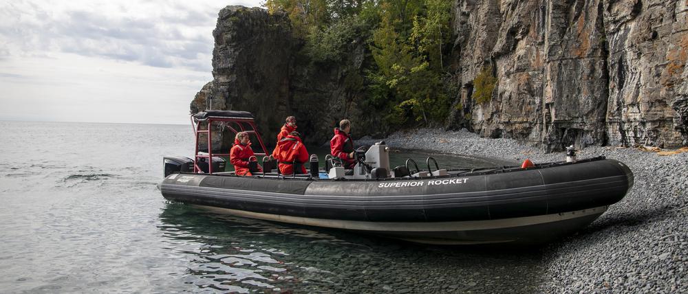 Auf sogenannten Zodiacs können Touristen auf dem Lake Superior kreuzen.