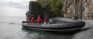 Auf sogenannten Zodiacs können Touristen auf dem Lake Superior kreuzen. 