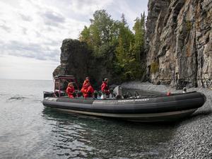Auf sogenannten Zodiacs können Touristen auf dem Lake Superior kreuzen. 