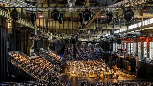 Für die Aufführung von Gustav Mahlers 8. Sinfonie haben sich das Orchester der Komischen Oper und das DSO mit diversen Chören zusammengetan. 