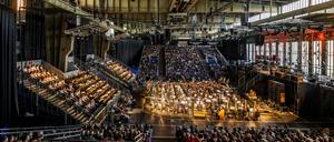 Für die Aufführung von Gustav Mahlers 8. Sinfonie haben sich das Orchester der Komischen Oper und das DSO mit diversen Chören zusammengetan. 