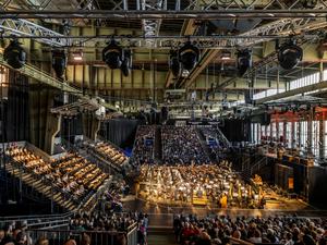Für die Aufführung von Gustav Mahlers 8. Sinfonie haben sich das Orchester der Komischen Oper und das DSO mit diversen Chören zusammengetan. 