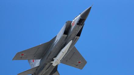 Ein Mikoyan MiG-31 Abfangjäger der russischen Luftwaffe fliegt bei einer russischen Militärparade in Moskau 2018 (Archiv).