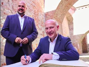 Senatsbesuch in Spandau, Eintrag ins Goldene Buch. 