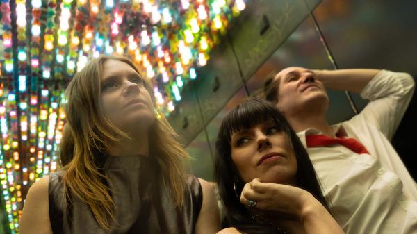 Die Band Gewalt wurde 2016 von Patrick Wagner (re.) und Helen Henfling (Mitte) gegründet. Jasmin Rilke (li.) blieb bis 2023 dabei.  