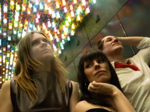 Die Band Gewalt wurde 2016 von Patrick Wagner (re.) und Helen Henfling (Mitte) gegründet. Jasmin Rilke (li.) blieb bis 2023 dabei.  