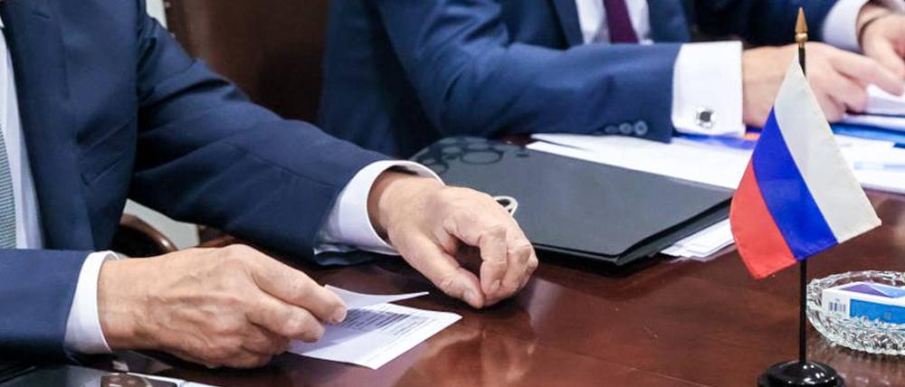 Symbolbild: Bei einer Beratung von Russlands Außenminister Sergei Lawrow und dem kubanischen Außenminister Parrilla kamen eine russische und eine kubanische Delegation in New York zusammen. 