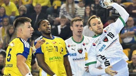 Mathias Gidsel (r) traf mit neuen Schuhen gleich 13 Mal gegen Kielce