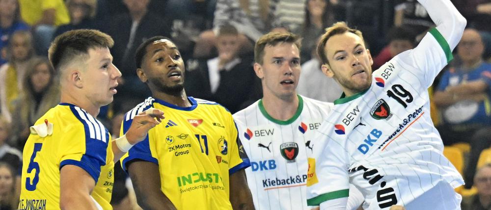 Mathias Gidsel (r) traf mit neuen Schuhen gleich 13 Mal gegen Kielce