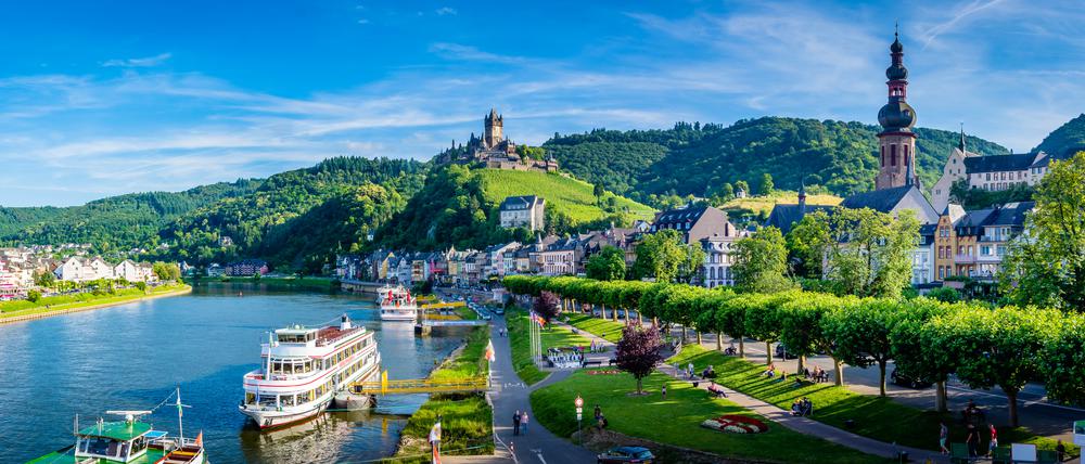 Panoramablick auf die Kreisstadt Cochem an der Mosel.