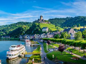 Panoramablick auf die Kreisstadt Cochem an der Mosel. 