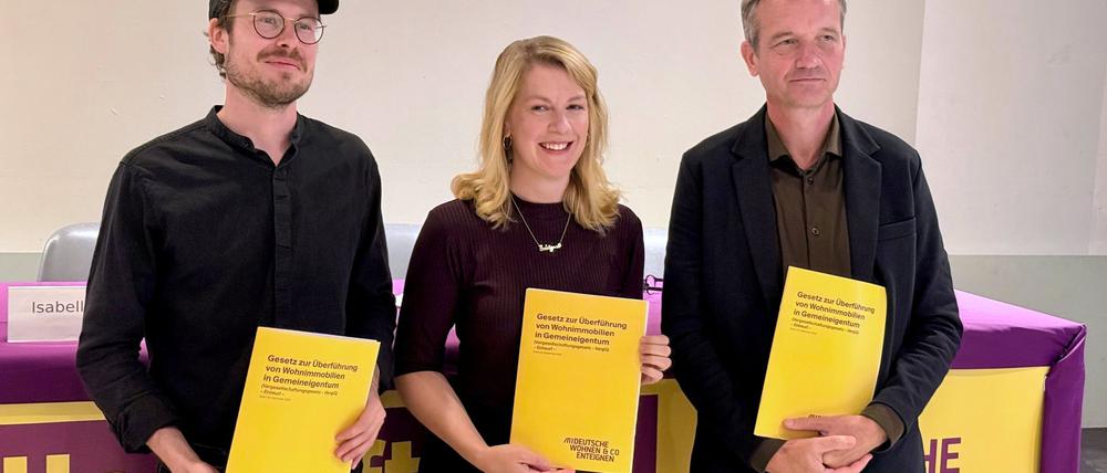Von links nach rechts: Armin Rothemann, Isabella Rogner und Rechtsanwalt Remo Klinger stellen einen eigenen Gesetzentwurf der Berliner Initiative „Deutsche Wohnen & Co enteignen“ vor. 