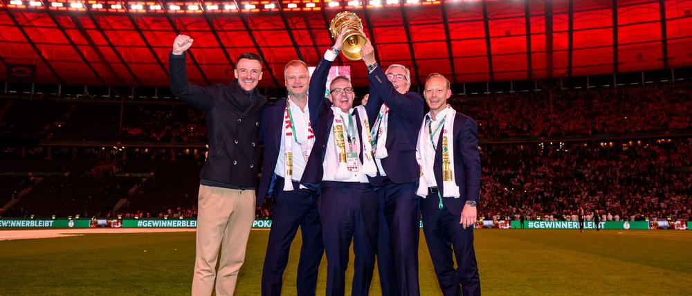 Rouven Kasper (r.) würde offenbar gern vom VfB Stuttgart zum FC Bayern wechseln. (Archivbild)
