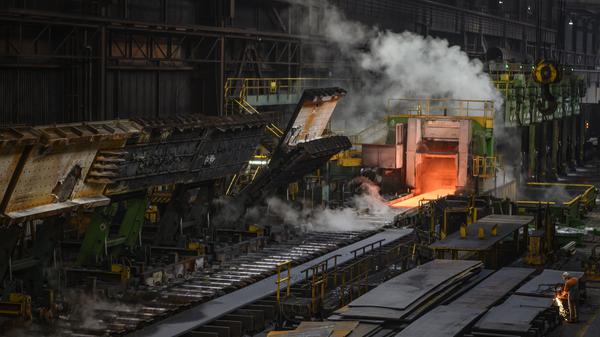 Stahlproduktion im Bremer Stahlwerk von Arcelor Mittal. 