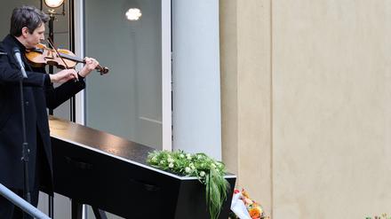 Schauspieler Sabin Tambrea spielte Geige.